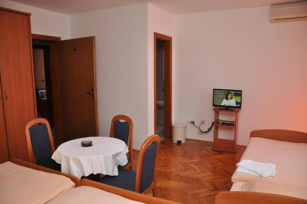 Pansion Antonio Bed and Breakfast Slavonski Brod Buitenkant foto