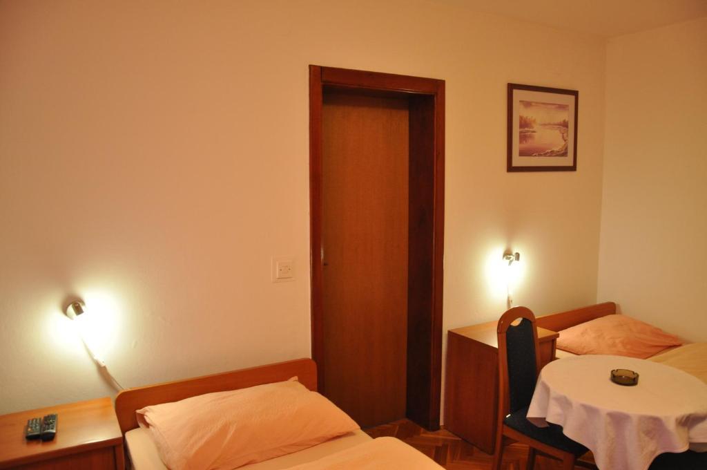 Pansion Antonio Bed and Breakfast Slavonski Brod Buitenkant foto