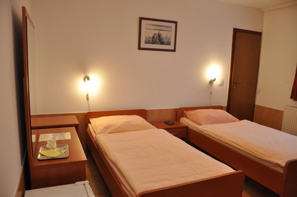 Pansion Antonio Bed and Breakfast Slavonski Brod Buitenkant foto